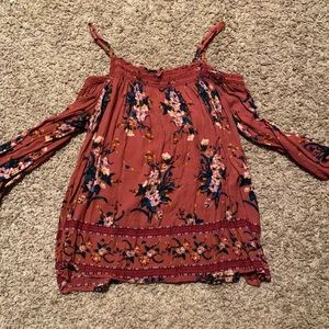 Super cute floral blouse!